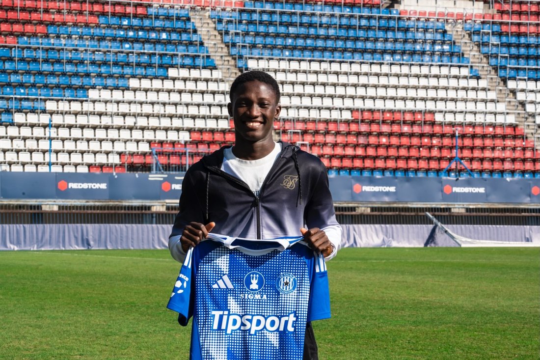 Edward Jassey holding his SK Sigma Olomouc shirt